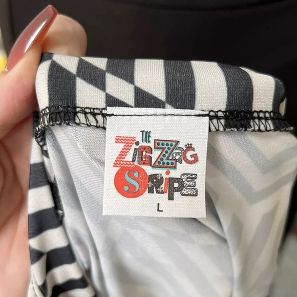 NWOT The Zig Zag Stripe Women’s Geometric Chevron Print Top Size Large Leng… - Picture 7 of 8